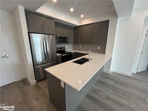 507-4 Kimberly Lane, Collingwood, ON - Indoor Photo Showing Kitchen With Double Sink