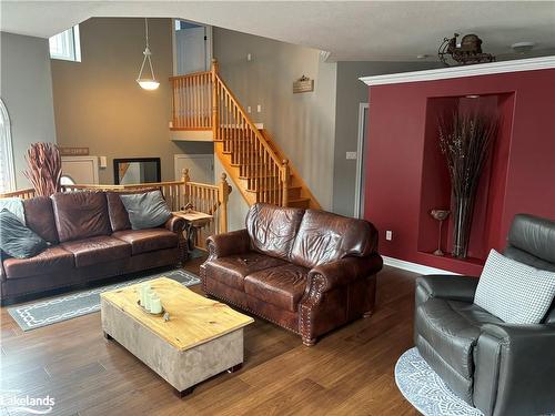 10 Patton Street, Collingwood, ON - Indoor Photo Showing Living Room