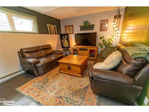 230 Yonge Street, Burk'S Falls, ON - Indoor Photo Showing Living Room