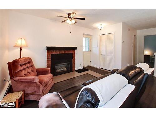 26-17 Dawson Drive, Collingwood, ON - Indoor Photo Showing Living Room With Fireplace