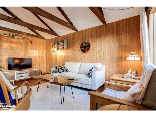 1027 North Pine Drive, Dorset, ON - Indoor Photo Showing Living Room