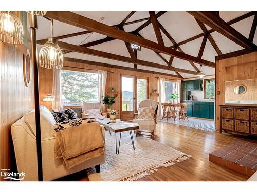 1027 North Pine Drive, Dorset, ON - Indoor Photo Showing Living Room