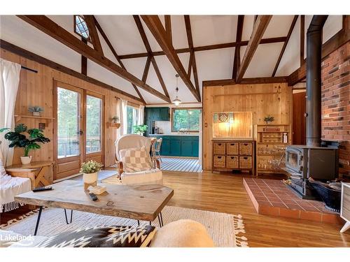 1027 North Pine Drive, Dorset, ON - Indoor Photo Showing Living Room