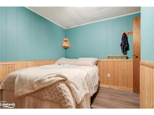 1027 North Pine Drive, Dorset, ON - Indoor Photo Showing Bedroom