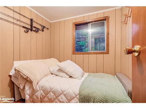 1027 North Pine Drive, Dorset, ON - Indoor Photo Showing Bedroom