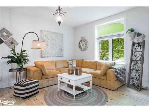 2 Erie Street, Collingwood, ON - Indoor Photo Showing Living Room