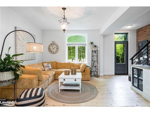 2 Erie Street, Collingwood, ON - Indoor Photo Showing Living Room