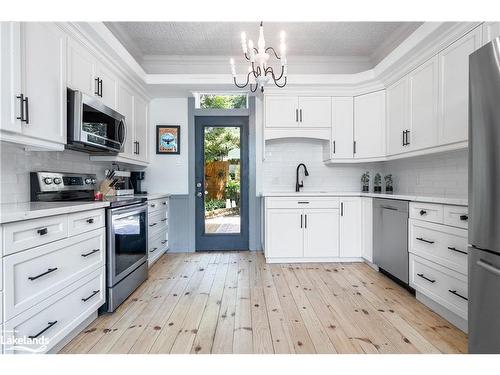 2 Erie Street, Collingwood, ON - Indoor Photo Showing Kitchen With Upgraded Kitchen