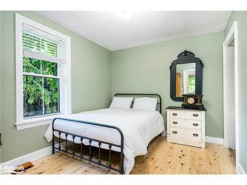 2 Erie Street, Collingwood, ON - Indoor Photo Showing Bedroom