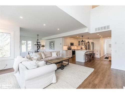 212-110 Fairway Court, The Blue Mountains, ON - Indoor Photo Showing Living Room