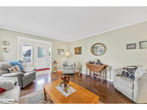 9 Ventnor Crescent, Wasaga Beach, ON - Indoor Photo Showing Living Room