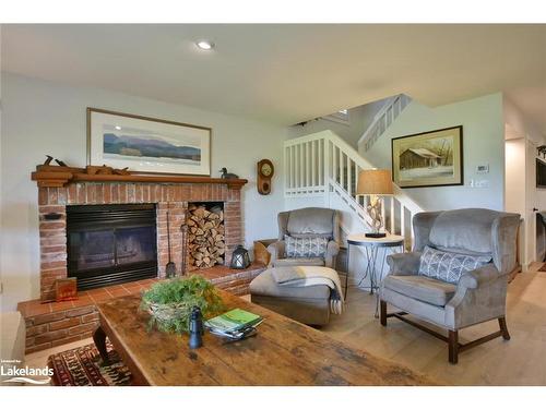 567 Oxbow Crescent, Collingwood, ON - Indoor Photo Showing Living Room With Fireplace