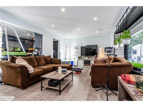 2071 Craig Road, Innisfil, ON - Indoor Photo Showing Living Room