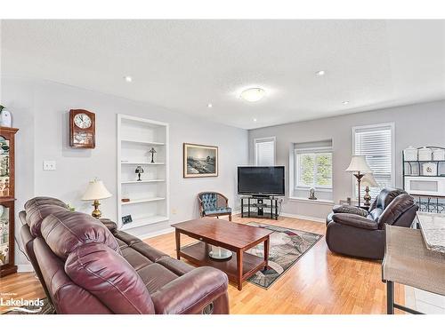 62 Meadowlark Boulevard, Wasaga Beach, ON - Indoor Photo Showing Living Room