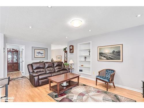 62 Meadowlark Boulevard, Wasaga Beach, ON - Indoor Photo Showing Living Room