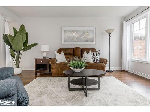 42 Felt Crescent, Barrie, ON - Indoor Photo Showing Living Room