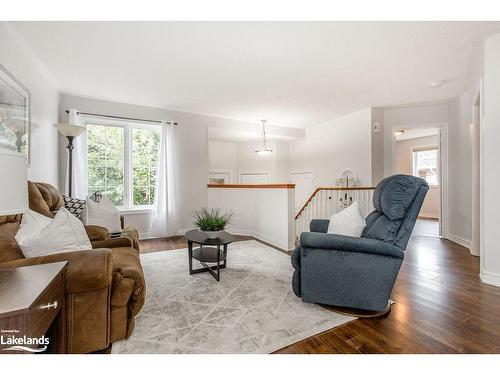 42 Felt Crescent, Barrie, ON - Indoor Photo Showing Living Room