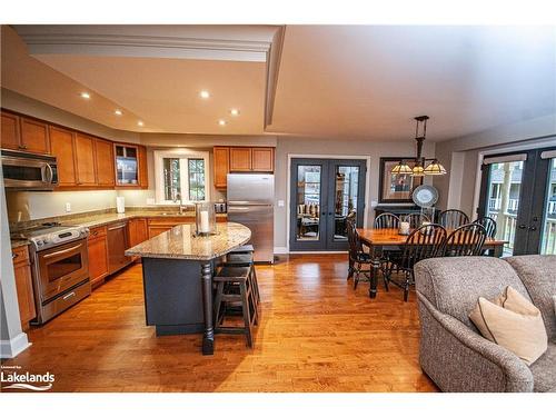 Carling 4, W10-3876 Muskoka Road 118 West, Port Carling, ON - Indoor Photo Showing Kitchen