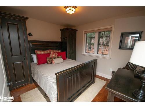 Carling 4, W10-3876 Muskoka Road 118 West, Port Carling, ON - Indoor Photo Showing Bedroom