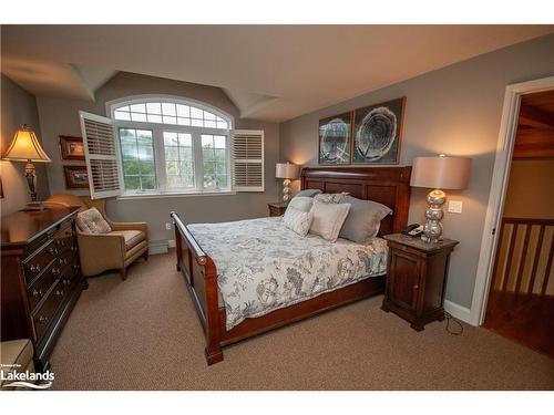 Carling 4, W10-3876 Muskoka Road 118 West, Port Carling, ON - Indoor Photo Showing Bedroom