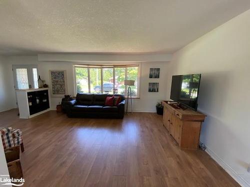 201 Point Street, Stayner, ON - Indoor Photo Showing Living Room