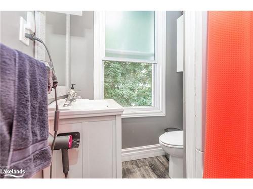 145 Mary Street, Orillia, ON - Indoor Photo Showing Bathroom