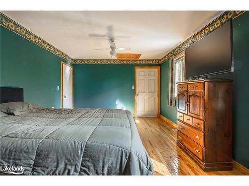 49 Third S/S Street, Tiny, ON - Indoor Photo Showing Bedroom