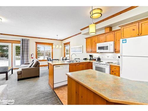 109-184 Snowbridge Way, The Blue Mountains, ON - Indoor Photo Showing Kitchen With Double Sink