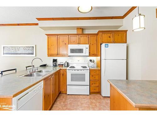 109-184 Snowbridge Way, The Blue Mountains, ON - Indoor Photo Showing Kitchen With Double Sink