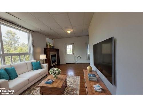 C01-280 River Road E, Wasaga Beach, ON - Indoor Photo Showing Living Room