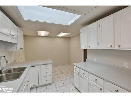 125 34Th Street N, Wasaga Beach, ON - Indoor Photo Showing Kitchen With Double Sink