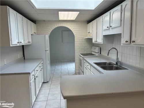 125 34Th Street N, Wasaga Beach, ON - Indoor Photo Showing Kitchen With Double Sink