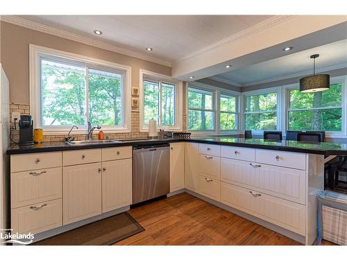 1346 Is 980/Deer Island, Georgian Bay, ON - Indoor Photo Showing Kitchen