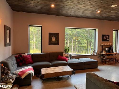 1039 Viewpoint Trail, Bracebridge, ON - Indoor Photo Showing Living Room