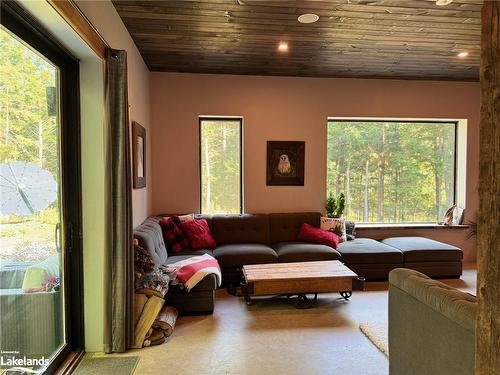 1039 Viewpoint Trail, Bracebridge, ON - Indoor Photo Showing Living Room