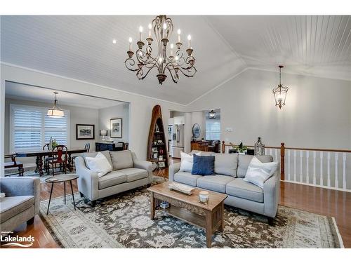 17 Gainsborough Road, Bracebridge, ON - Indoor Photo Showing Living Room