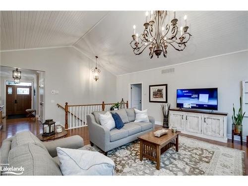 17 Gainsborough Road, Bracebridge, ON - Indoor Photo Showing Living Room