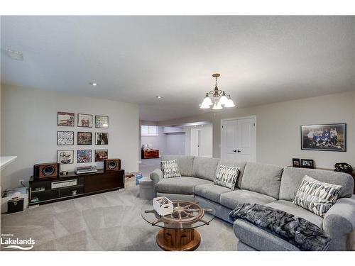 17 Gainsborough Road, Bracebridge, ON - Indoor Photo Showing Living Room