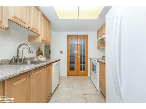 305-65 Ellen Street, Barrie, ON - Indoor Photo Showing Kitchen