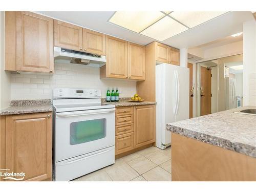 305-65 Ellen Street, Barrie, ON - Indoor Photo Showing Kitchen