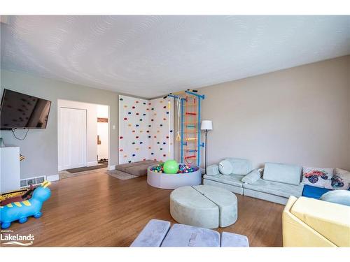 624 Manly Street, Midland, ON - Indoor Photo Showing Living Room