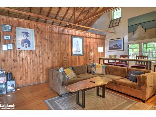 233 Midland Point Road, Midland, ON - Indoor Photo Showing Living Room