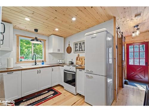 30961 Marina Bay Kawagama, Algonquin Highlands, ON - Indoor Photo Showing Kitchen