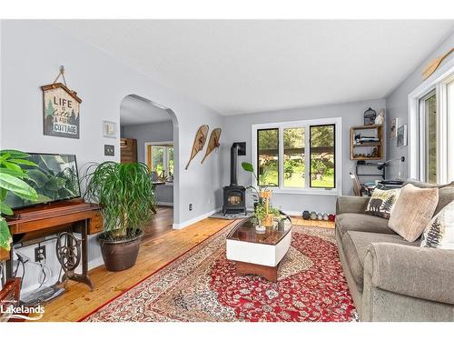 156 Lakeshore Drive, Sundridge, ON - Indoor Photo Showing Living Room