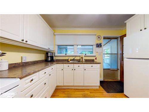 46 Erie Street, Collingwood, ON - Indoor Photo Showing Kitchen