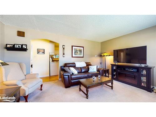 46 Erie Street, Collingwood, ON - Indoor Photo Showing Living Room