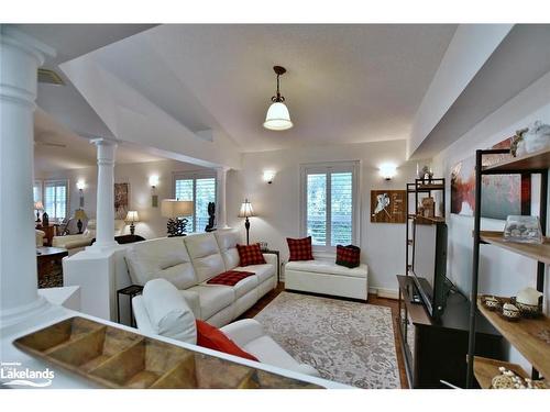 32 Nettleton Court, Collingwood, ON - Indoor Photo Showing Living Room