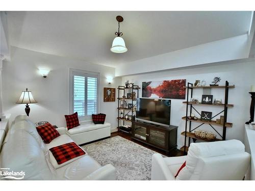 32 Nettleton Court, Collingwood, ON - Indoor Photo Showing Living Room