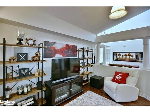 32 Nettleton Court, Collingwood, ON - Indoor Photo Showing Living Room