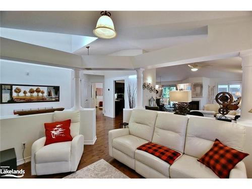 32 Nettleton Court, Collingwood, ON - Indoor Photo Showing Living Room